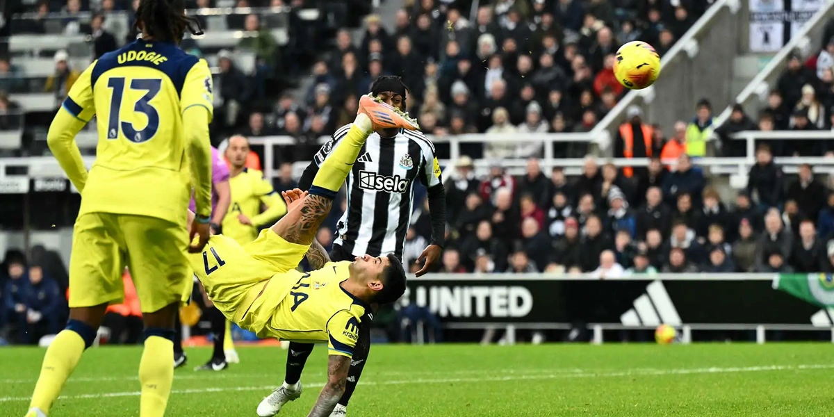 Cristian-Romero-Selamatkan-Tottenham-dengan-Tendangan-Salto-Dramatis